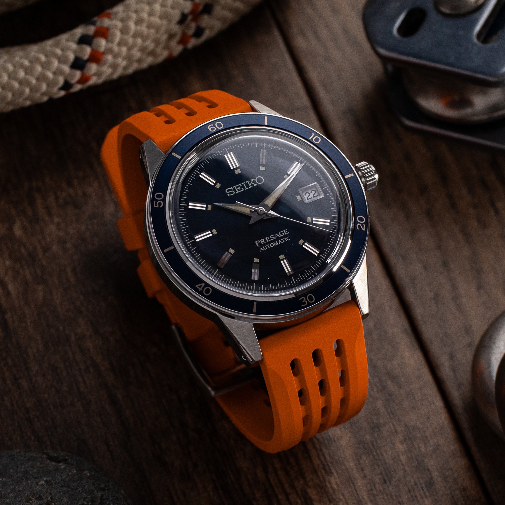 correa naranja en fkm con reloj seiko azul nativo